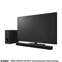 ساندبار مشکی یاماها SR-X50A همراه با ساب‌ووفر در کنار تلویزیون قرار گرفته است.