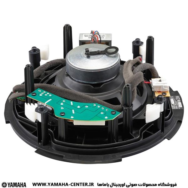 نمای نزدیک از پشت اسپیکر سقفی یاماها VC8NB / VC8NW، با بلندگو، برد الکترونیکی و سیم‌کشی.