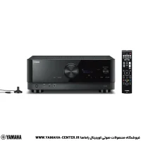 آمپلی‌فایر یاماها RX-V6A همراه با ریموت کنترل و میکروفون کالیبراسیون روی زمینه سفید