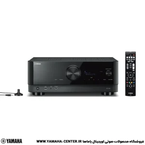 آمپلی‌فایر یاماها RX-V6A همراه با ریموت کنترل و میکروفون کالیبراسیون روی زمینه سفید